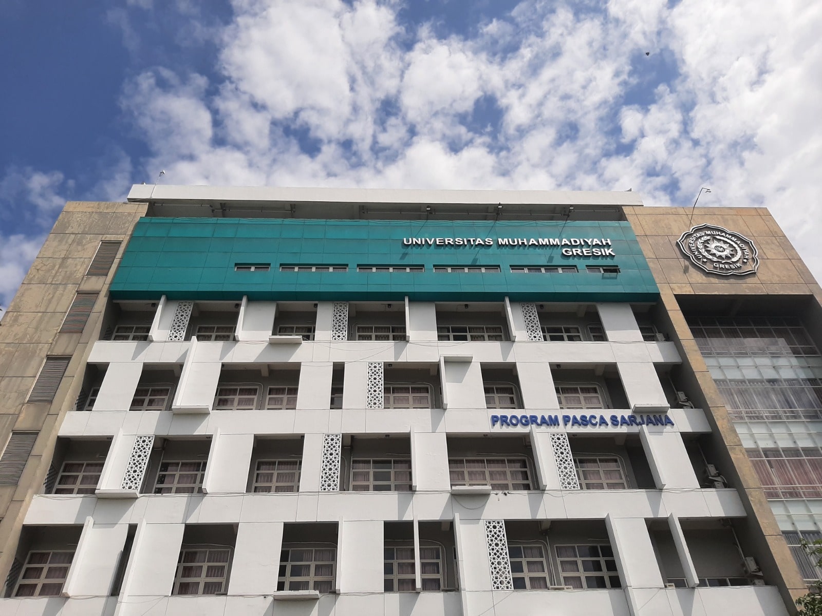 kampus di gresik