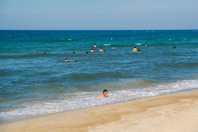 Tips berenang di pantai